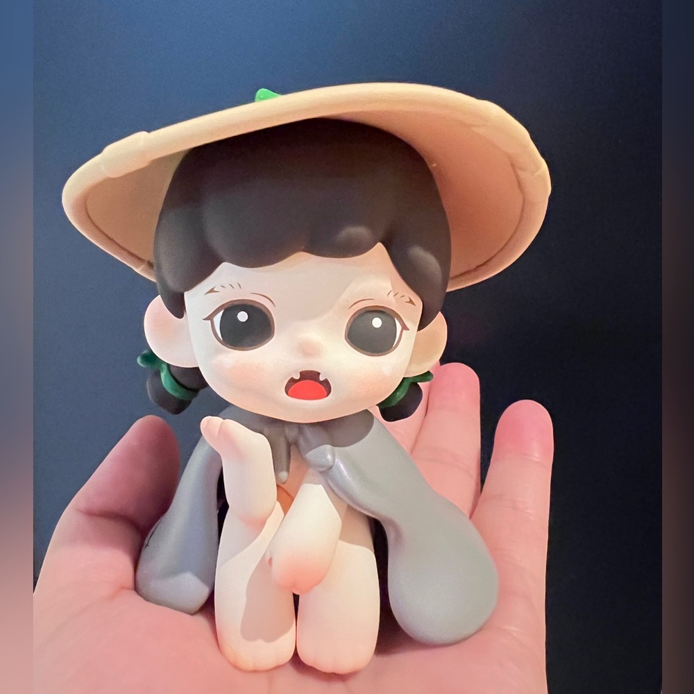 ( Flawed)<Authentic>Cute Figurine with Hat- Zoraa Series